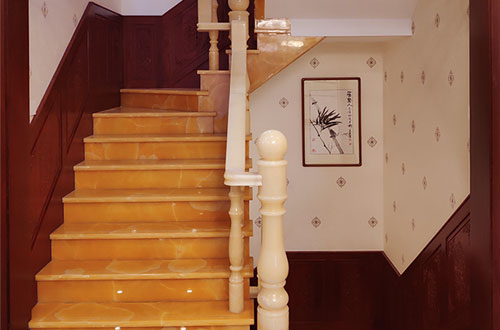 阳高中式别墅室内汉白玉石楼梯的定制安装装饰效果